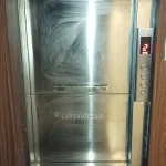 Lift makanan 200 kg 3 lantai dengan tombol kendali mewah.