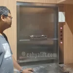Uji coba setelah pemasangan lift makanan selesai