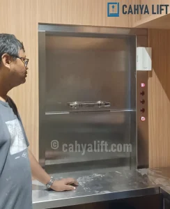 Lift makanan modern di restoran.
