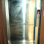 Lift makanan stainless 2 stop dengan finishing kayu untuk restoran di Bantar Gebang