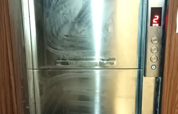 Lift makanan stainless 2 stop dengan finishing kayu untuk restoran di Bantar Gebang