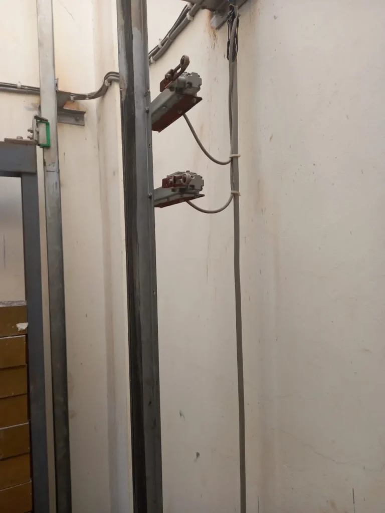 Pembuatan Lift Makanan 4 Lantai – 200 kg (Rawalumbu, Bekasi) 4 Instalasi rel pemandu & door interlock dumbwaiter – Rawalumbu Bekasi