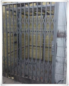 Hasil perbaikan: pintu harmonika buka–tutup lancar dan aman – Bekasi Timur